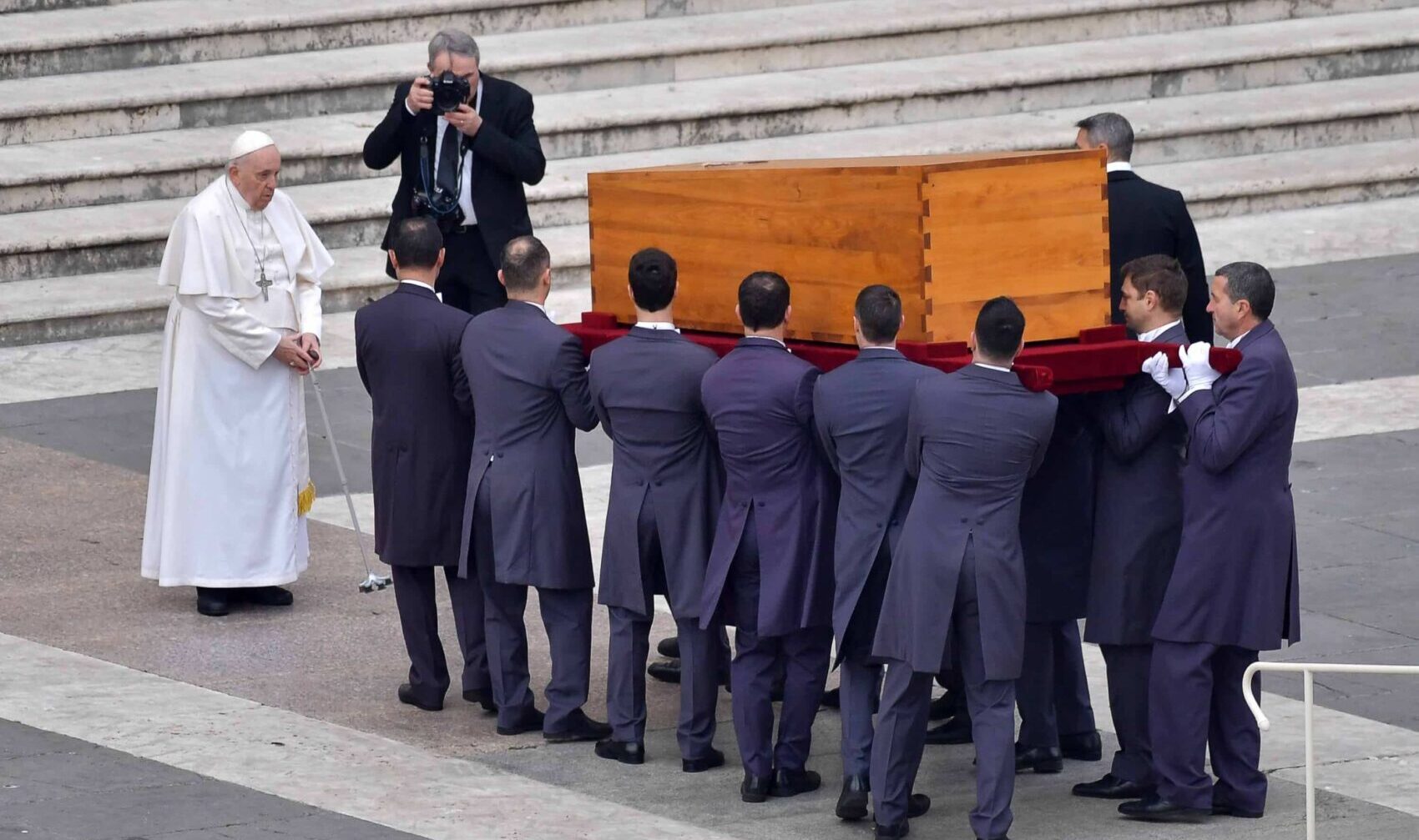 L’addio a Benedetto XVI. Il Papa poco amato che la folla vuole “Santo subito”