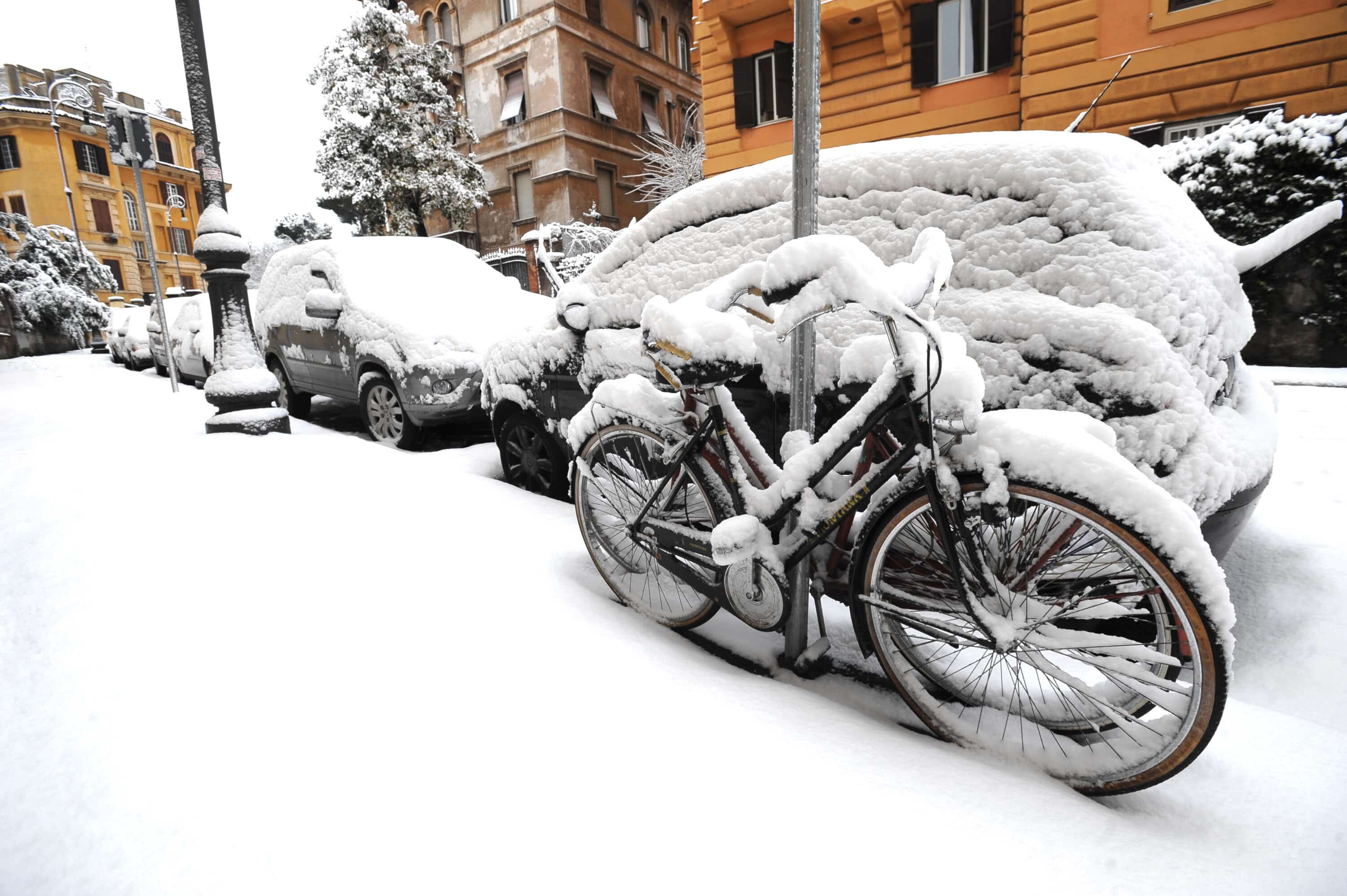 L’Italia nella morsa del maltempo. Temperature in picchiata da Nord a Sud: scuole chiuse per neve in svariate Regioni e allerta fiumi nelle Marche