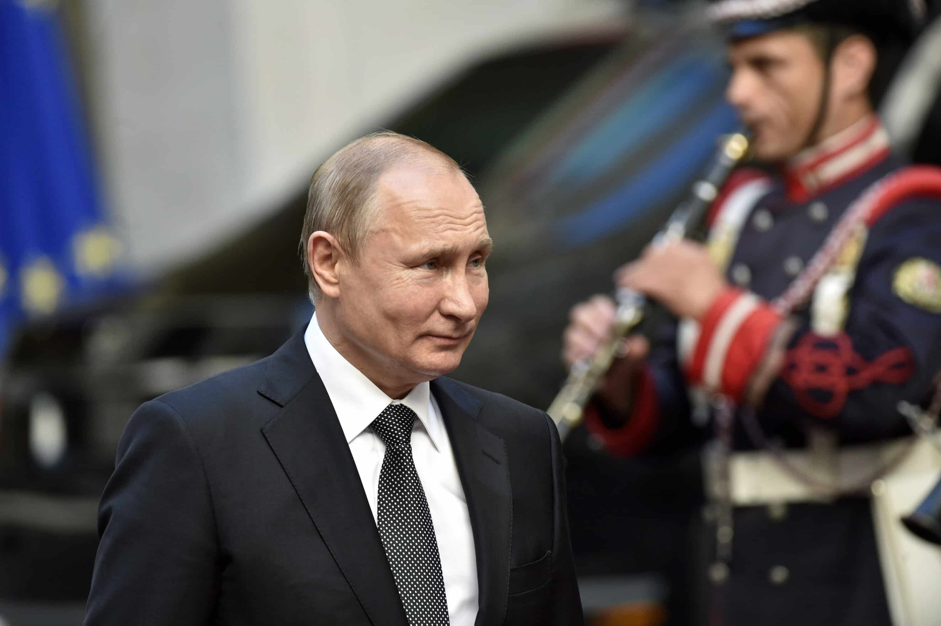 Putin ordina il cessate il fuoco in Ucraina per il Natale ortodosso. Kiev attacca Mosca: “È una trappola cinica”