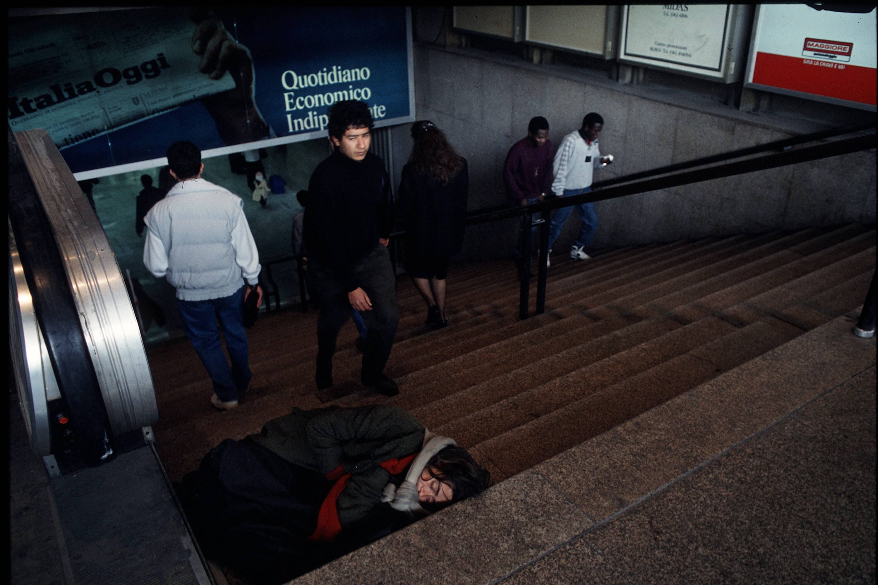 Clochard morto di freddo in un sottopasso della stazione Centrale di Milano. L’appello della Croce Rossa: bisogna difendere i più fragili