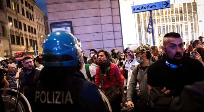 Anarchici in piazza a Roma durante la notte di San Silvestro. Alta tensione nel sit-in organizzato in solidarietà ad Alfredo Cospito