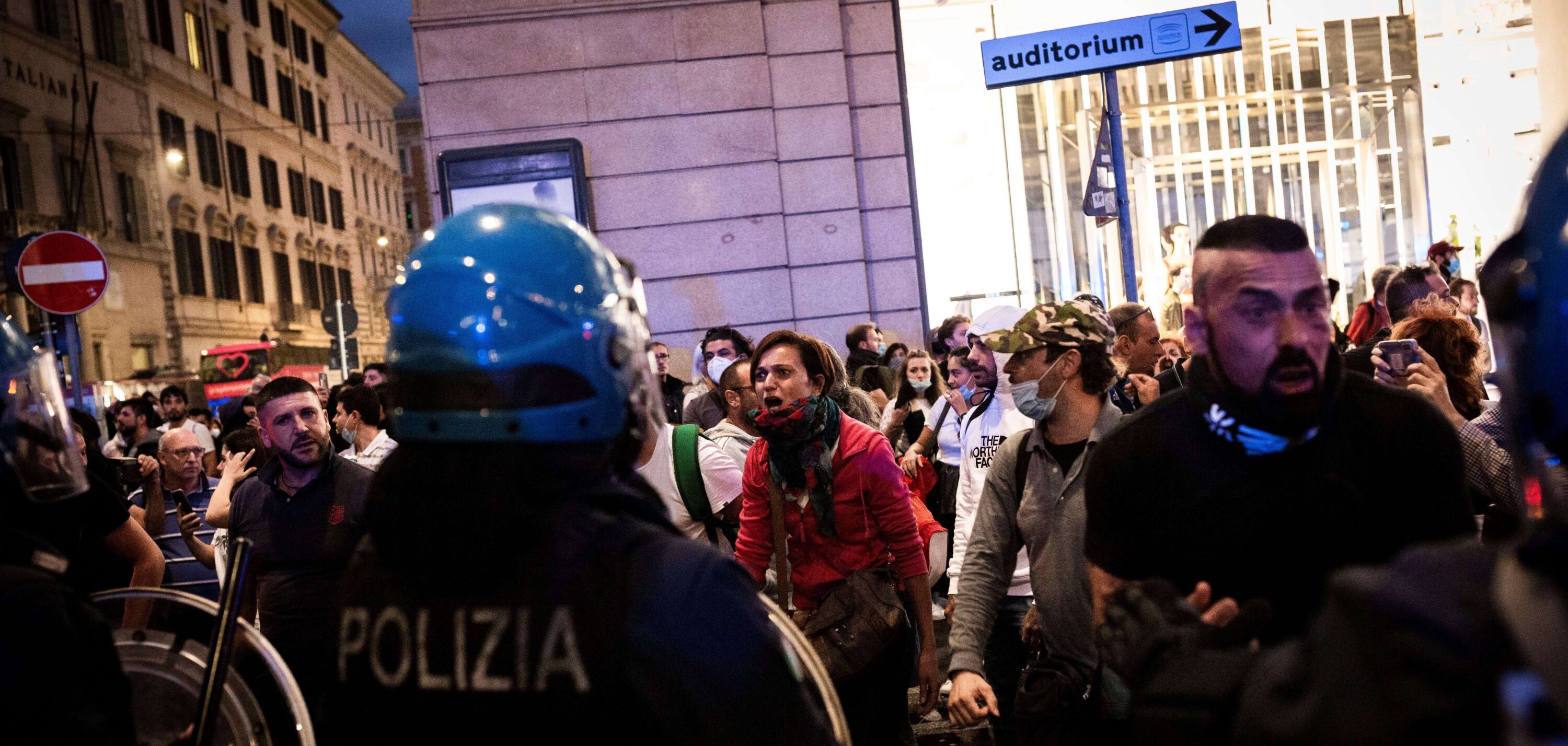 Anarchici in piazza a Roma durante la notte di San Silvestro. Alta tensione nel sit-in  organizzato in solidarietà ad Alfredo Cospito