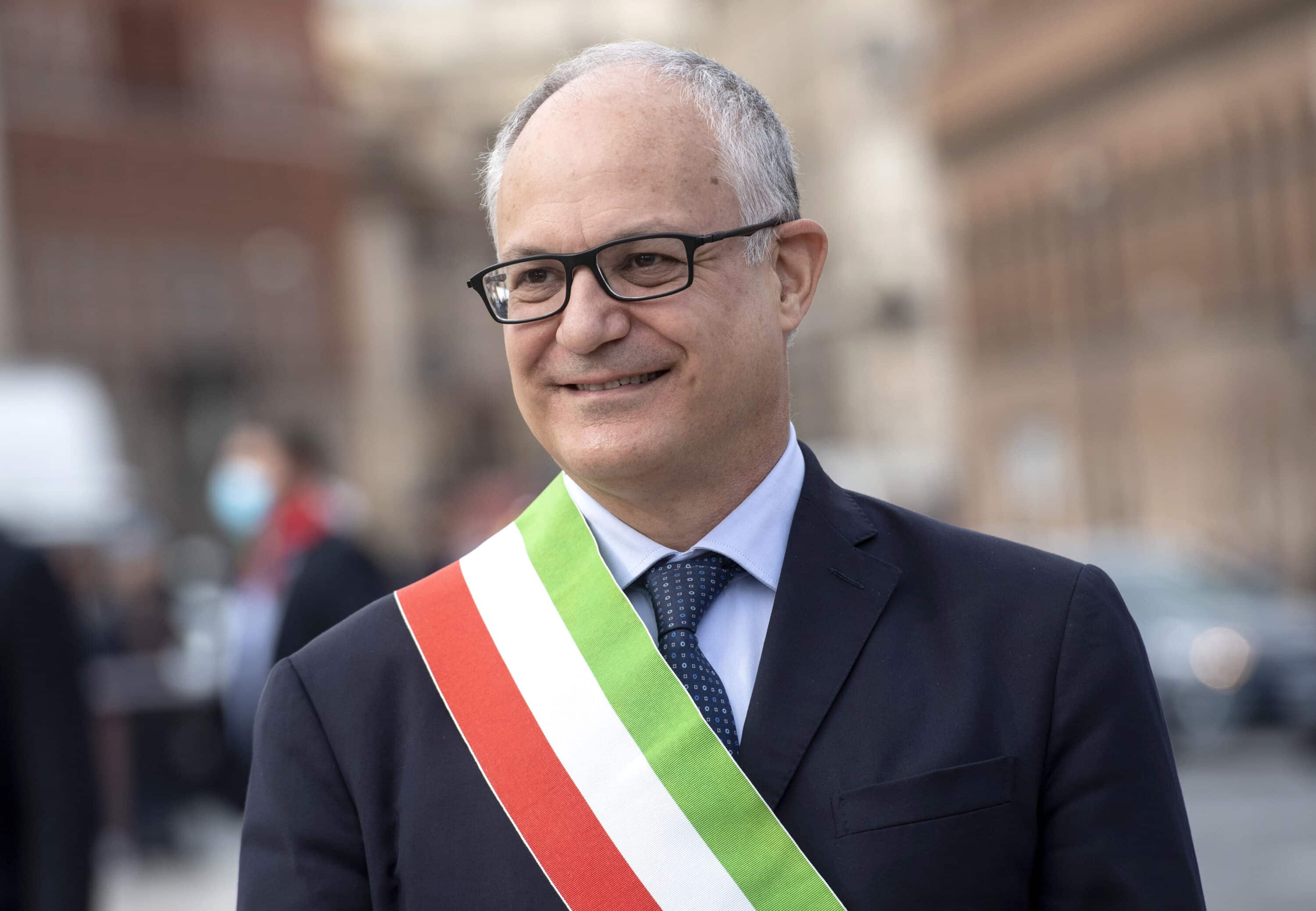 Gualtieri registra i figli di due coppie di sole madri: è la prima volta a Roma Gualtieri registra i figli di due coppie di sole madri: è la prima volta a Roma