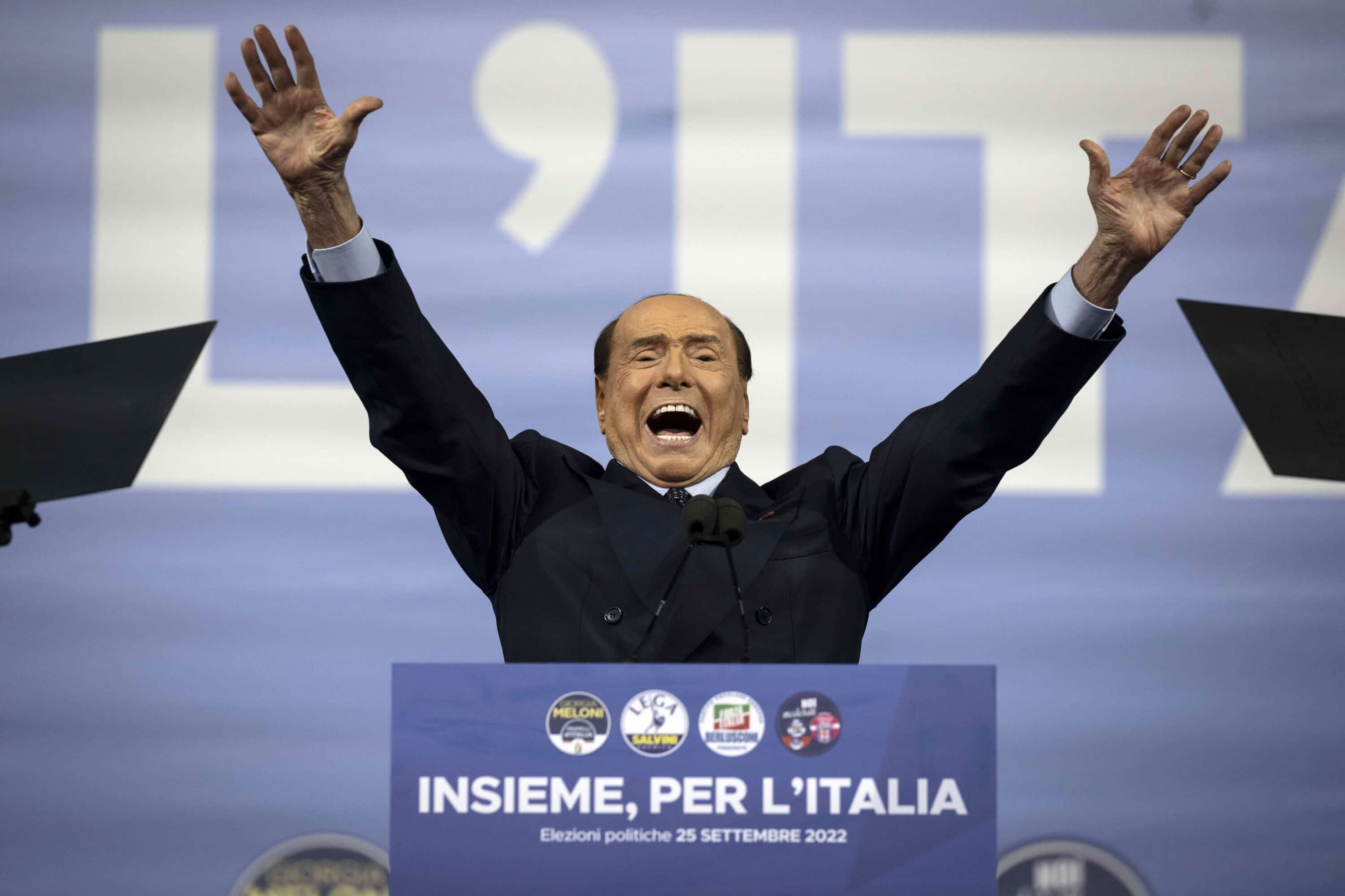 Berlusconi martire e pure Santo
