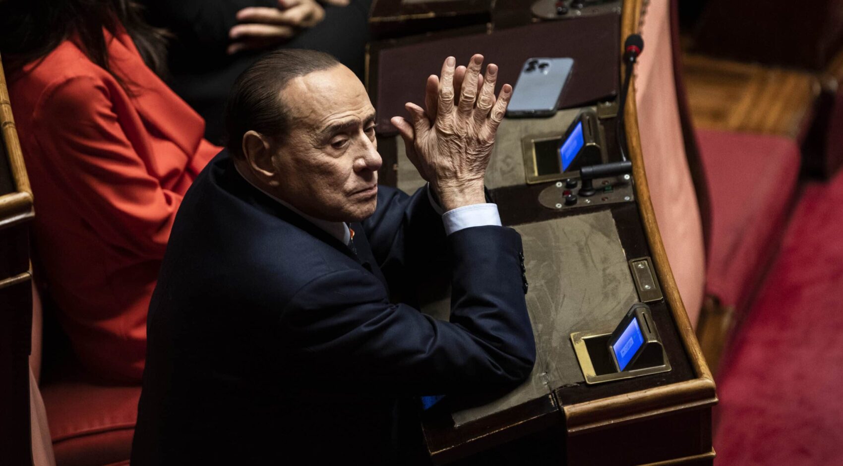 Kiev attacca Berlusconi: “Bacia le mani insanguinate di Putin”