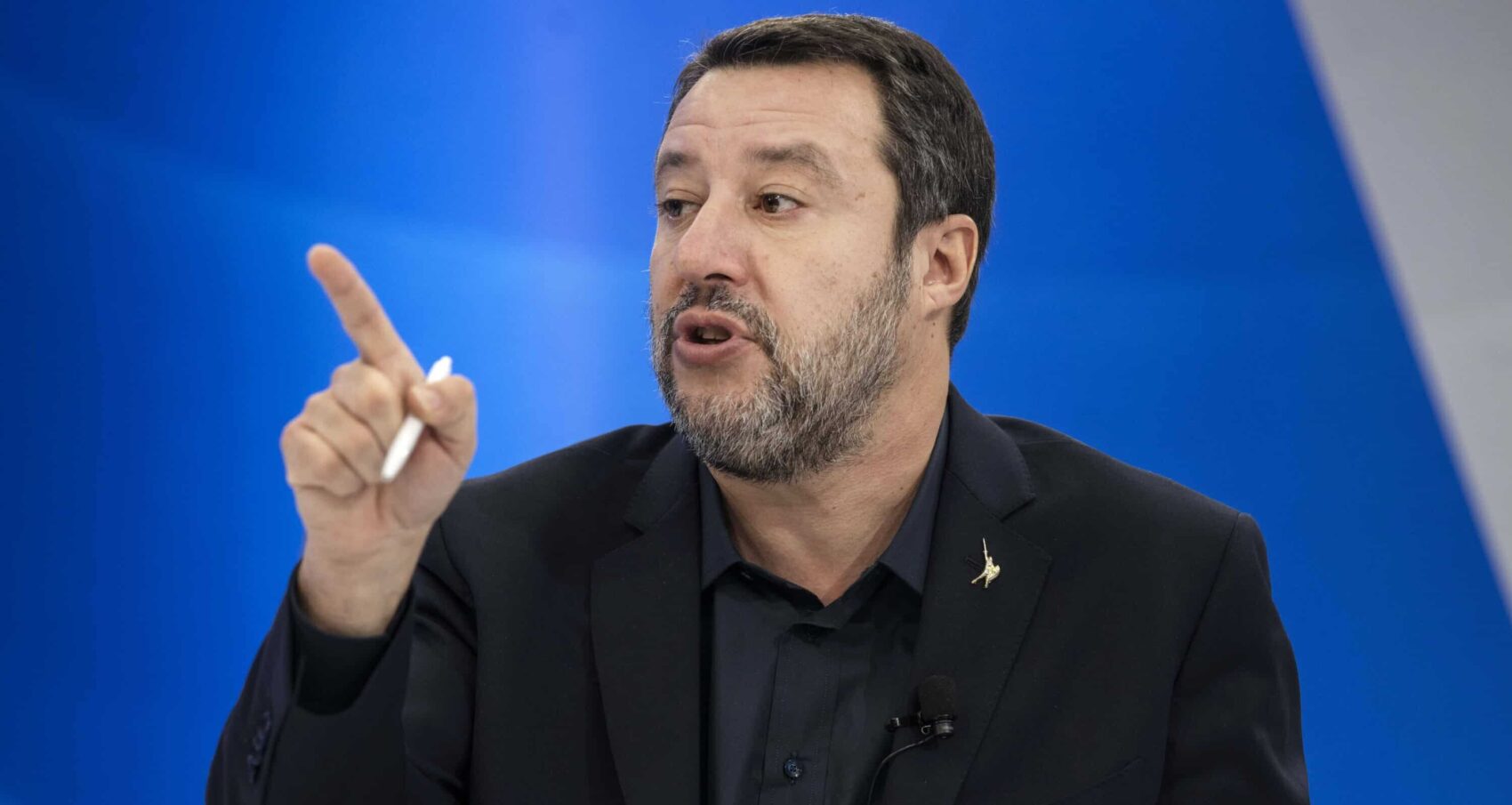 Salvini commenta sui social la diatriba Zaia-Crisanti e dice basta alle intercettazioni. Renzi attacca il leader della Lega e la Meloni sui rincari