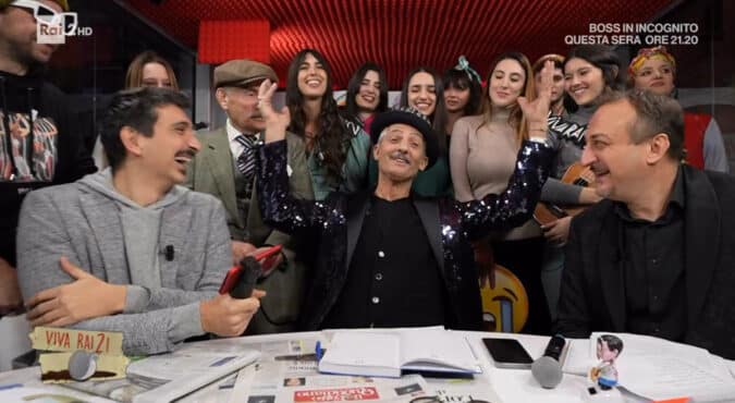 Dalla gag sull’agenda Meloni al furgone di Bonaccini parcheggiato in divieto di sosta ad Assisi, torna la satira politica di Fiorello su Rai 2