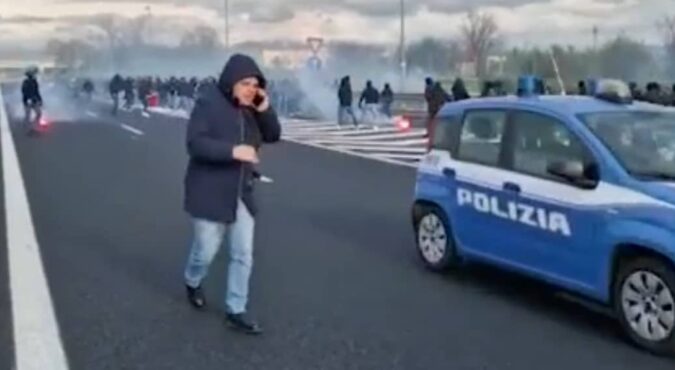 Guerriglia in autogrill tra ultrà di Napoli e Roma sulla A1. Arrestato un tifoso romanista rimasto ferito negli scontri e identificati altri 80 violenti