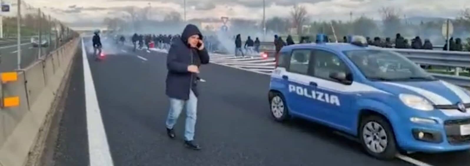 Scontri tra ultrà romanisti e napoletani all’Autogrill di Arezzo. Trentatré responsabili individuati e perquisiti