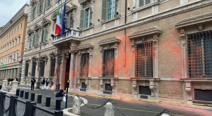 facciata senato imbrattata