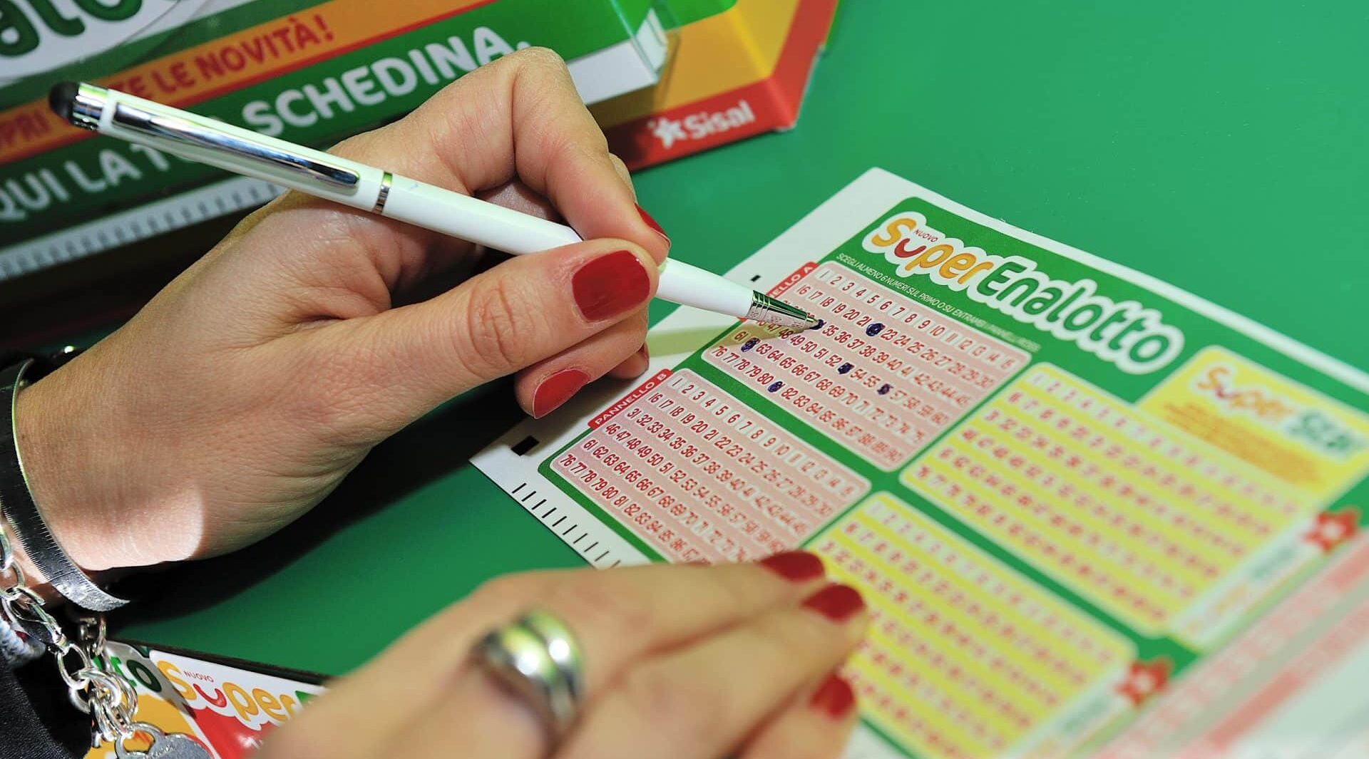 Superenalotto, centrato il 6 dei record. In 90 si divideranno 371 milioni di euro. È il jackpot più alto al mondo