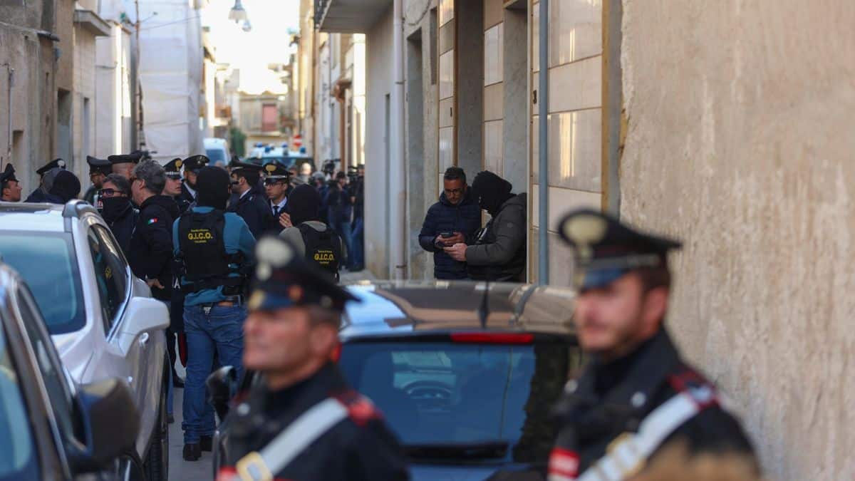 Trovati pizzini e documenti nel bunker di Messina Denaro. Molti appunti sono in codice. C’era anche un poster de “Il padrino”