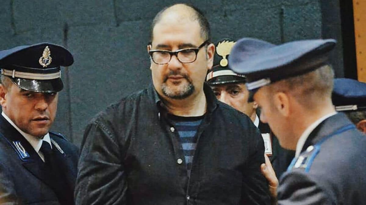 Alfredo Cospito è l’anarchico al 41bis in sciopero della fame: le sue condizioni di salute peggiorano. Alleanza Verdi e Sinistra chiedono la revoca del carcere duro