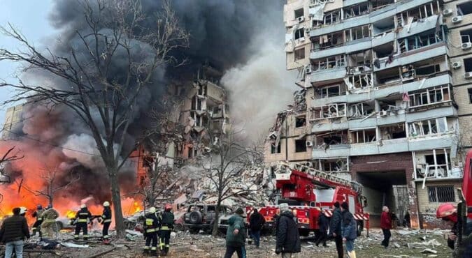 Guerra in Ucraina, condominio colpito a Dinipro da un missile: diverse esplosioni anche nella città di Kiev
