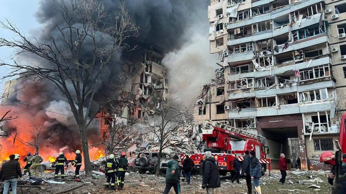 Guerra in Ucraina, condominio colpito a Dinipro da un missile: diverse esplosioni anche nella città di Kiev