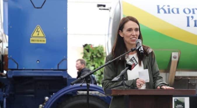 Nuova Zelanda, dimissioni della premier Jacinda Arden. Annuncio in lacrime: “Sono esausta”