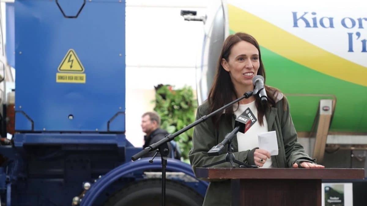 Nuova Zelanda, dimissioni della premier Jacinda Arden. Annuncio in lacrime: “Sono esausta”