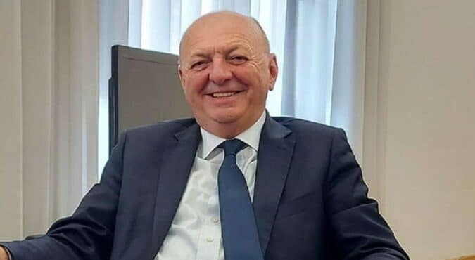 Prezzo benzina in aumento, si va sopra i 2 euro ma per il ministro Pichetto è “sopportabile”