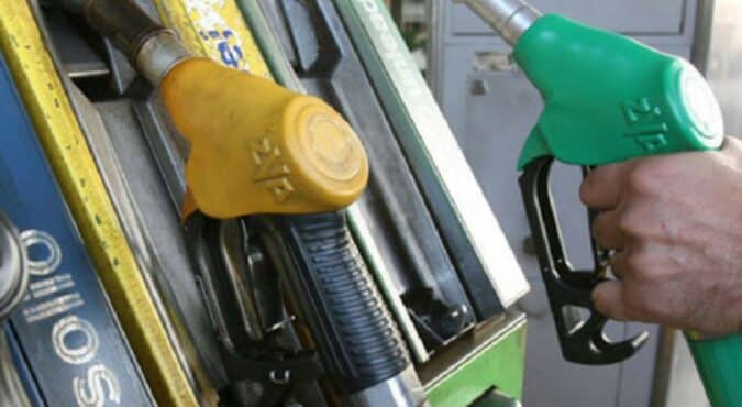 Carburanti, prezzi in continuo aumento: è polemica. Rincari anche su biglietti di bus e metro