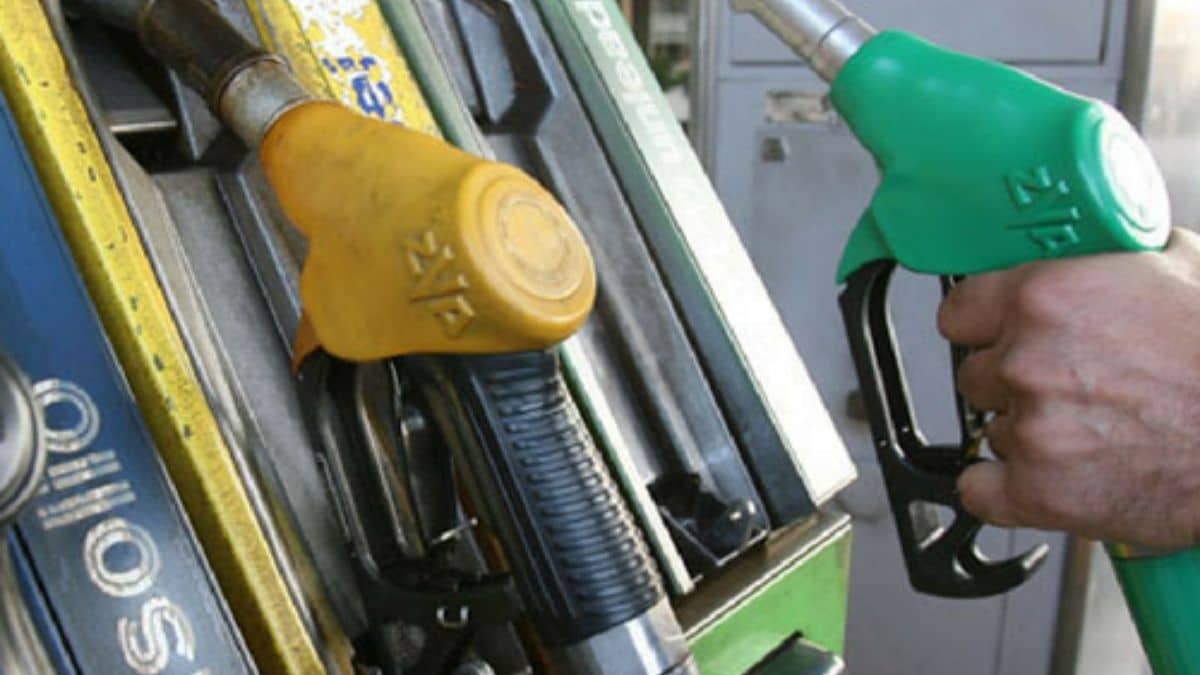 Carburanti, prezzi in continuo aumento: è polemica. Rincari anche su biglietti di bus e metro