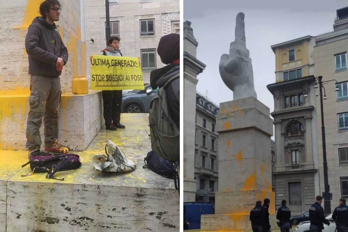 Ancora un blitz di Ultima Generazione. Imbrattato con vernice arancione “Il Dito” di Cattelan in Piazza Affari a Milano. I passanti attaccano gli attivisti: “È una vergogna”