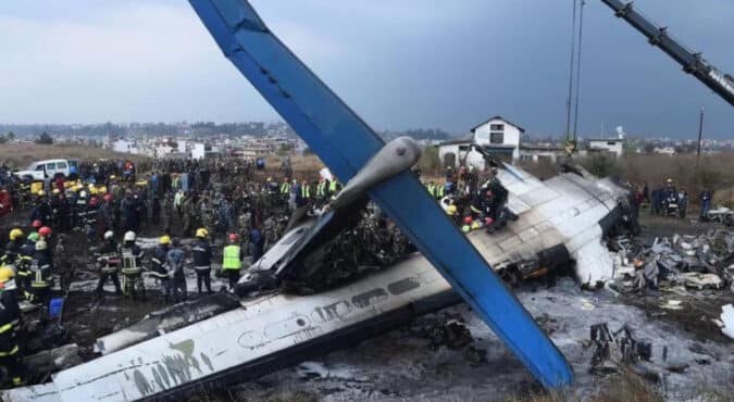 Aereo precipitato in Nepal, perde quota durante l’atterraggio: nessun sopravvissuto per i media
