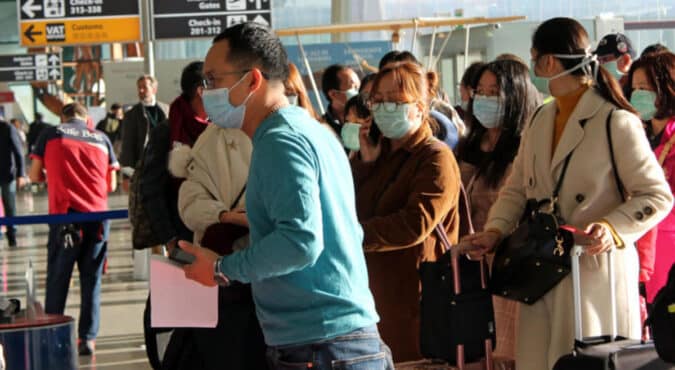 Pechino si scaglia contro i test anti-Covid sui viaggiatori cinesi: “Inaccettabili”. Il colosso asiatico annuncia possibili contromisure
