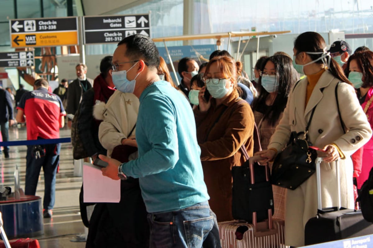 Pechino si scaglia contro i test anti-Covid sui viaggiatori cinesi: “Inaccettabili”. Il colosso asiatico annuncia possibili contromisure
