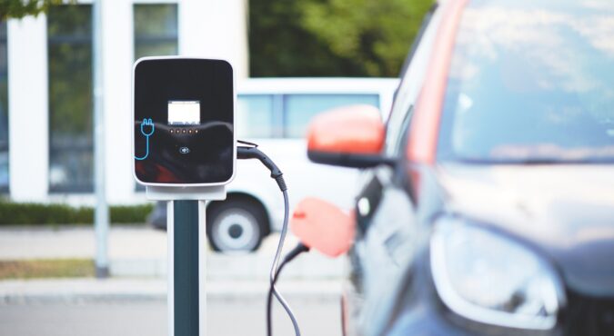 Il futuro dell’auto è l’elettrico. Pronti otto italiani su dieci