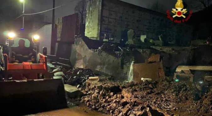 Maltempo in Italia, in Toscana crolla il muro del cimitero di Figline: segnalati allagamenti e frane