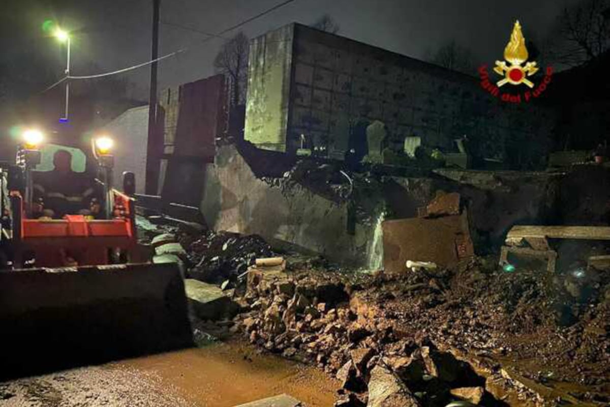 Maltempo in Italia, in Toscana crolla il muro del cimitero di Figline: segnalati allagamenti e frane