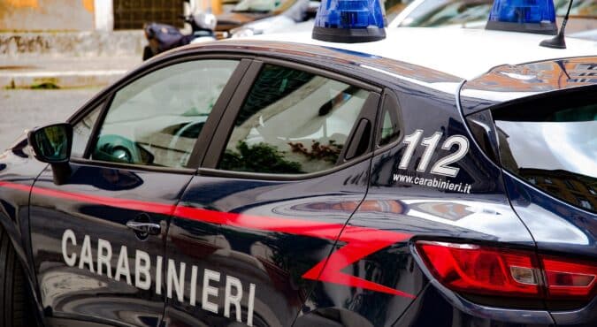 Omicidio nel Bresciano, uccide il marito accoltellandolo alla gola a Nuvolento. Il figlio 15enne della coppia assiste alla tragedia