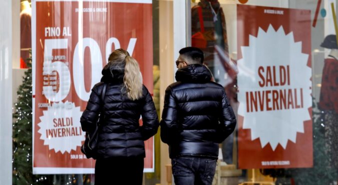Al via i saldi in tutta Italia. I negozi battono l’e-commerce