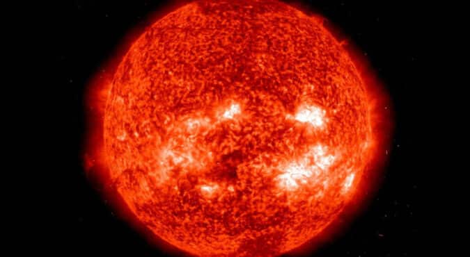 Flusso di vento solare diretto verso la Terra. Una tempesta geomagnetica colpirà il Pianeta tra il 19 e il 20 gennaio. Previsti problemi a satelliti e reti elettriche