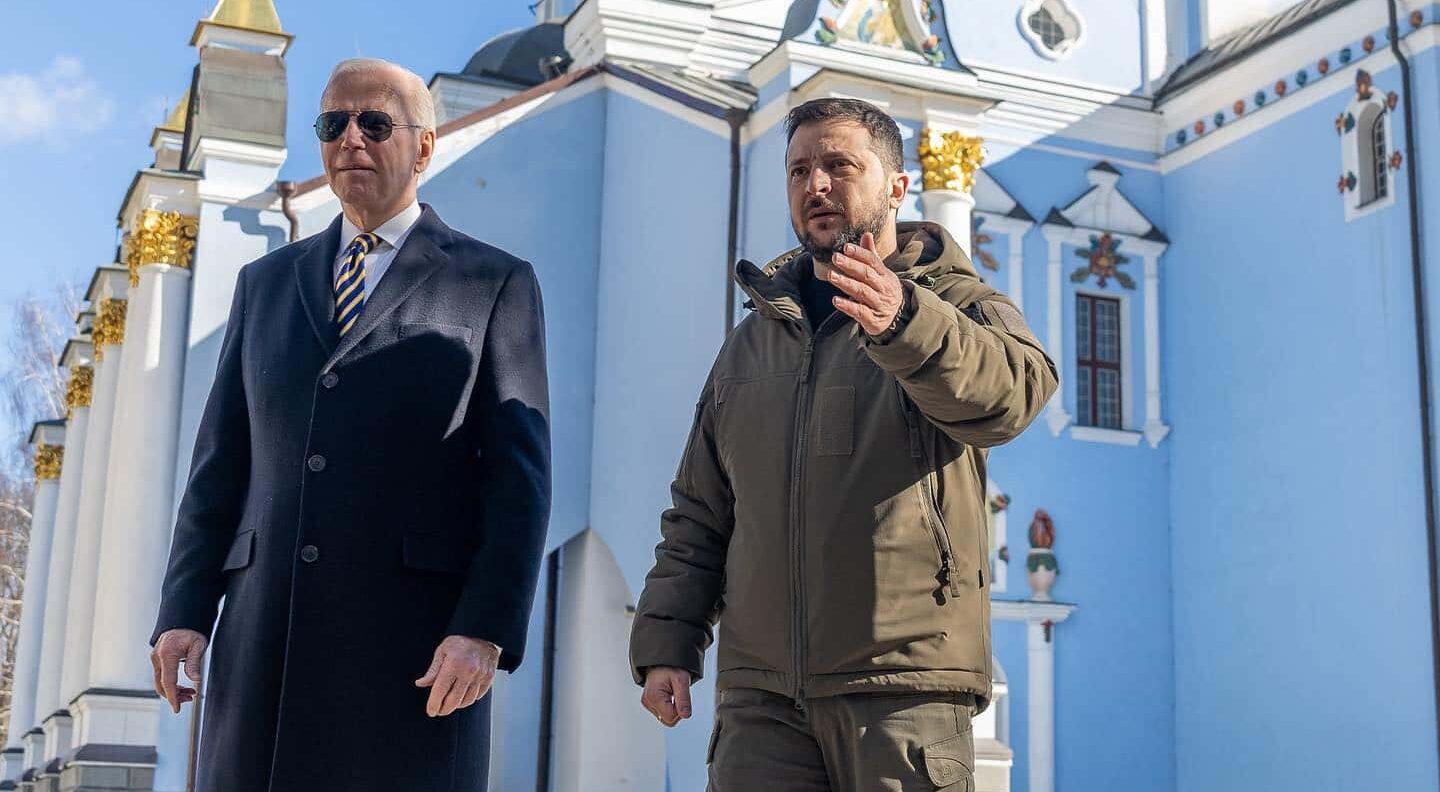 Zelensky vuole colpire la Russia con le armi di Biden e manda una delegazione a Washington per convincerlo