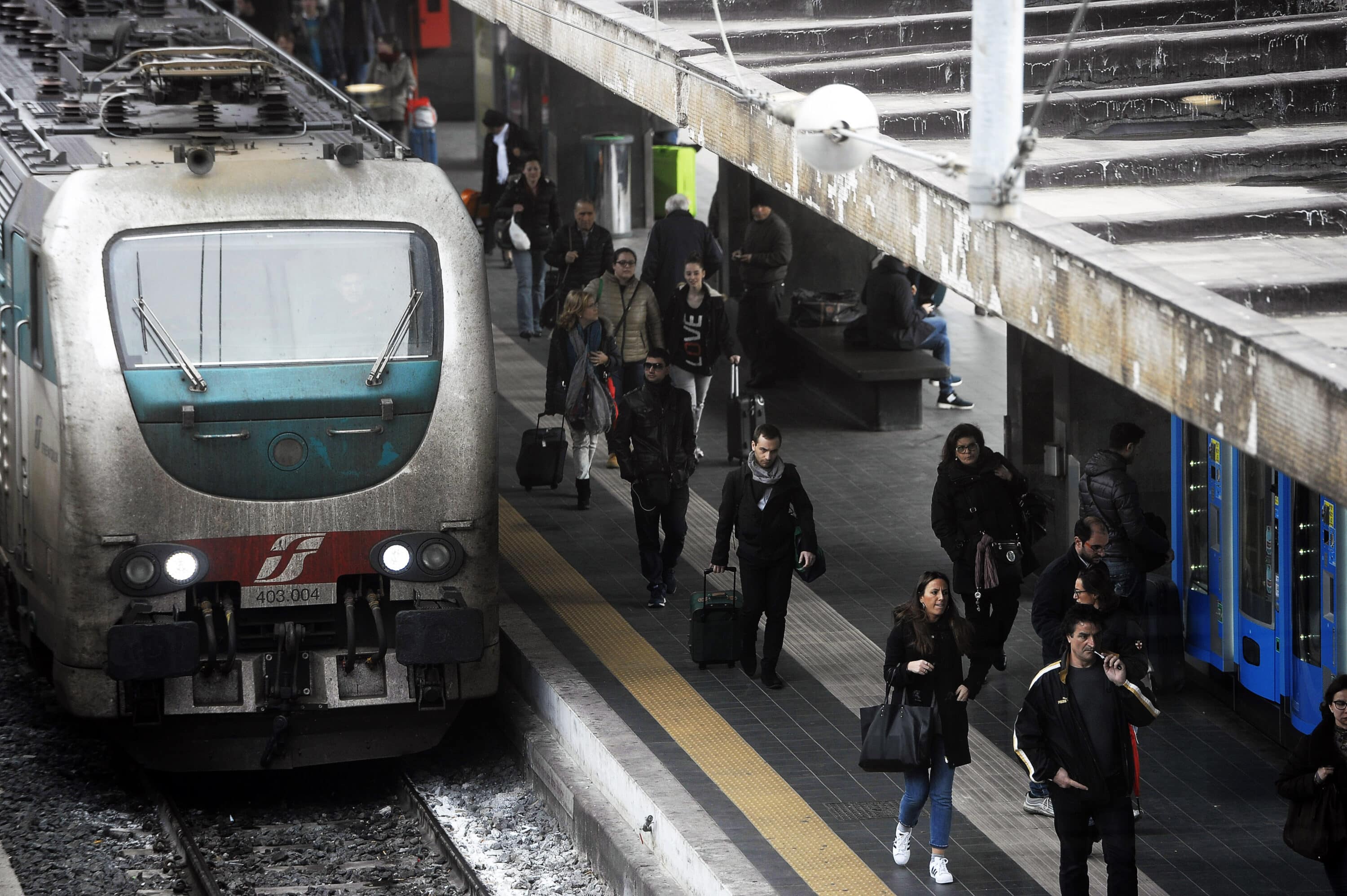 Strade inutili e treni da incubo. Così per i pendolari ogni giorno è un calvario. Il Rapporto Pendolaria di Legambiente boccia le ferrovie regionali. Circumvesuviana e Roma-Lido le peggiori