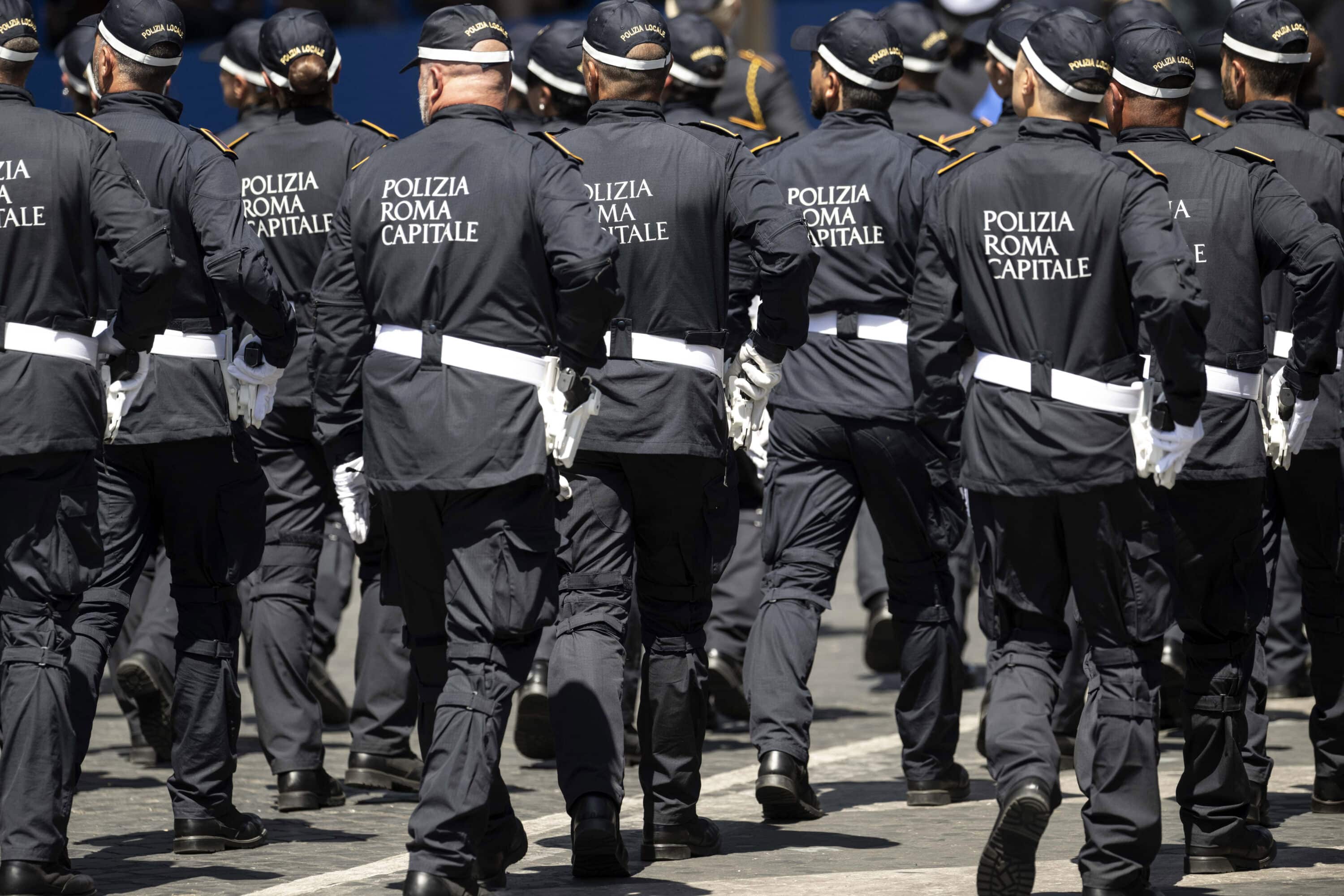 I vigili di Roma non hanno le divise, decine di moto sono ferme per mancanza di equipaggiamento: la denuncia dei sindacati