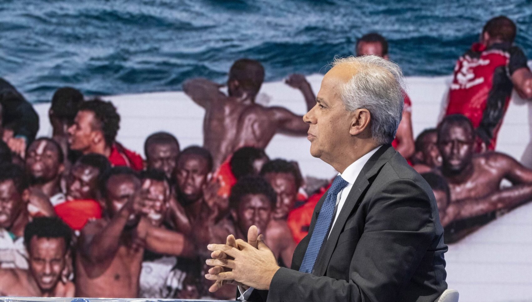 Quasi 800 sbarchi in un giorno, il Viminale smentito dai fatti. Con l’ondata di ieri a Lampedusa il conto dei migranti ospitati sull’isola sale a 1.160 a fronte di 400 posti disponibili