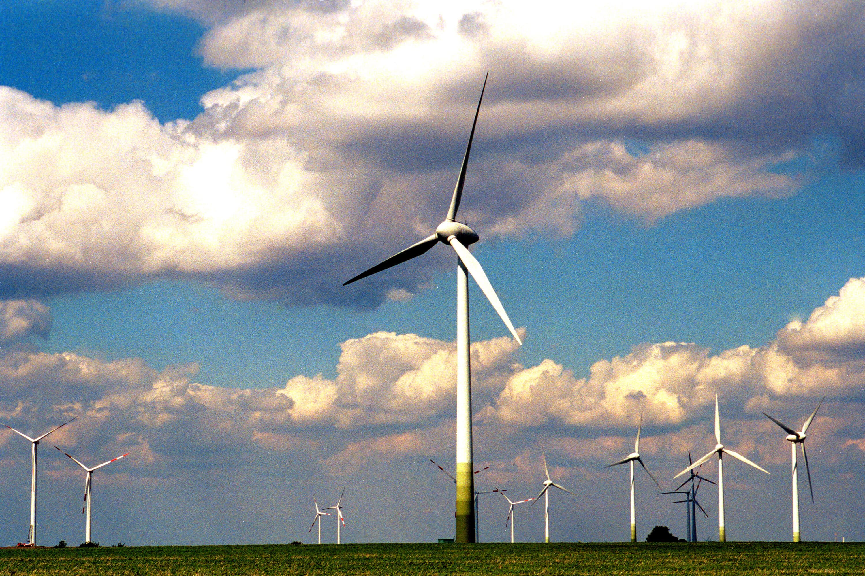 Nel 2022, la produzione di energie rinnovabili è crollata in Italia. Registrate installazioni nettamente inferiori rispetto a quelle auspicate da Draghi