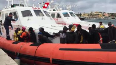 Barchino con otto cadaveri a Lampedusa. Disperso un neonato