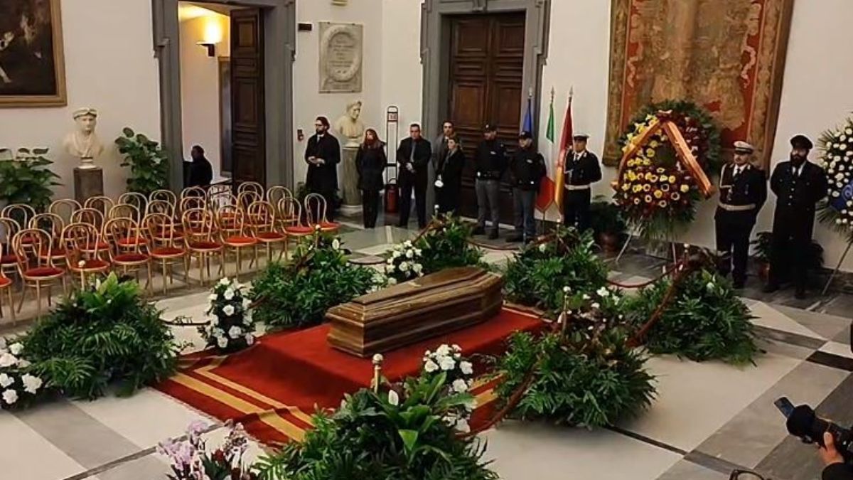 Maurizio Costanzo, camera ardente al Campidoglio con tanti vip: presente anche la Meloni. Lunedì i funerali in diretta tv