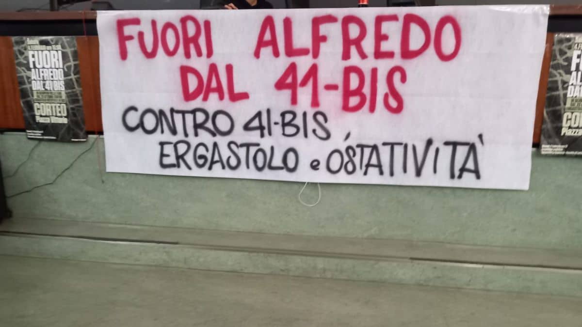 La Sapienza occupata da studenti che manifestano a favore di Cospito: scritte contro lo stato. Il commento di La Russa: “Inaccettabili”