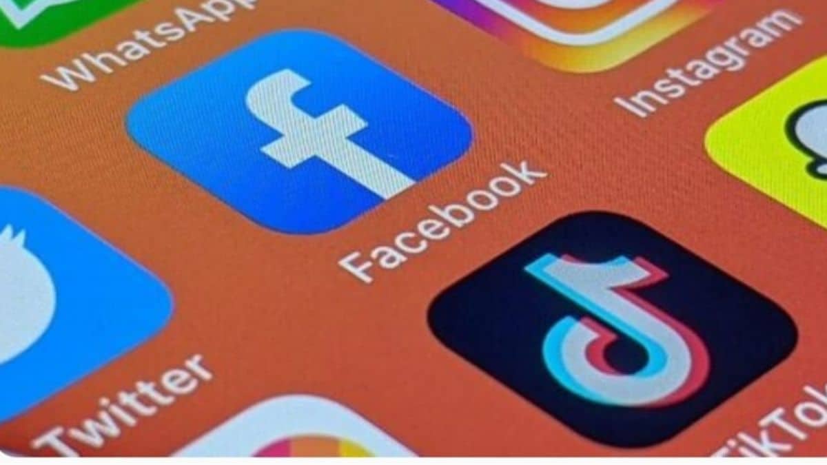 Cicatrice francese, cos’è la nuova folle sfida tra i giovanissimi su TikTok: la Polizia Posta lancia l’allarme