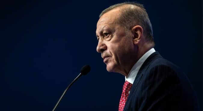 Terremoto in Turchia, l’italiano Angelo Zen ancora disperso. Erdogan ammette i ritardi nei soccorsi: “Ci sono stati problemi”