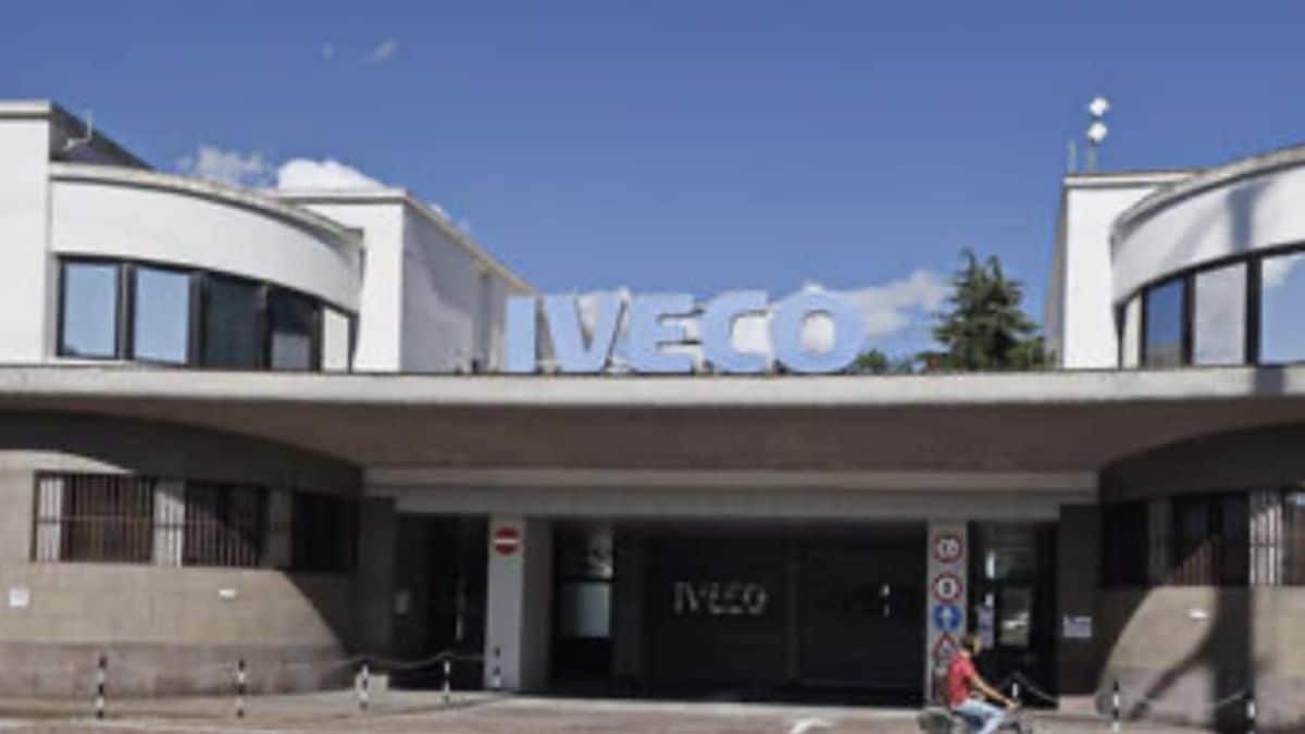 Caso Cospito, sotto scorta il manager della Iveco di Bolzano: vandalizzata la sede italiana a Bruxelles