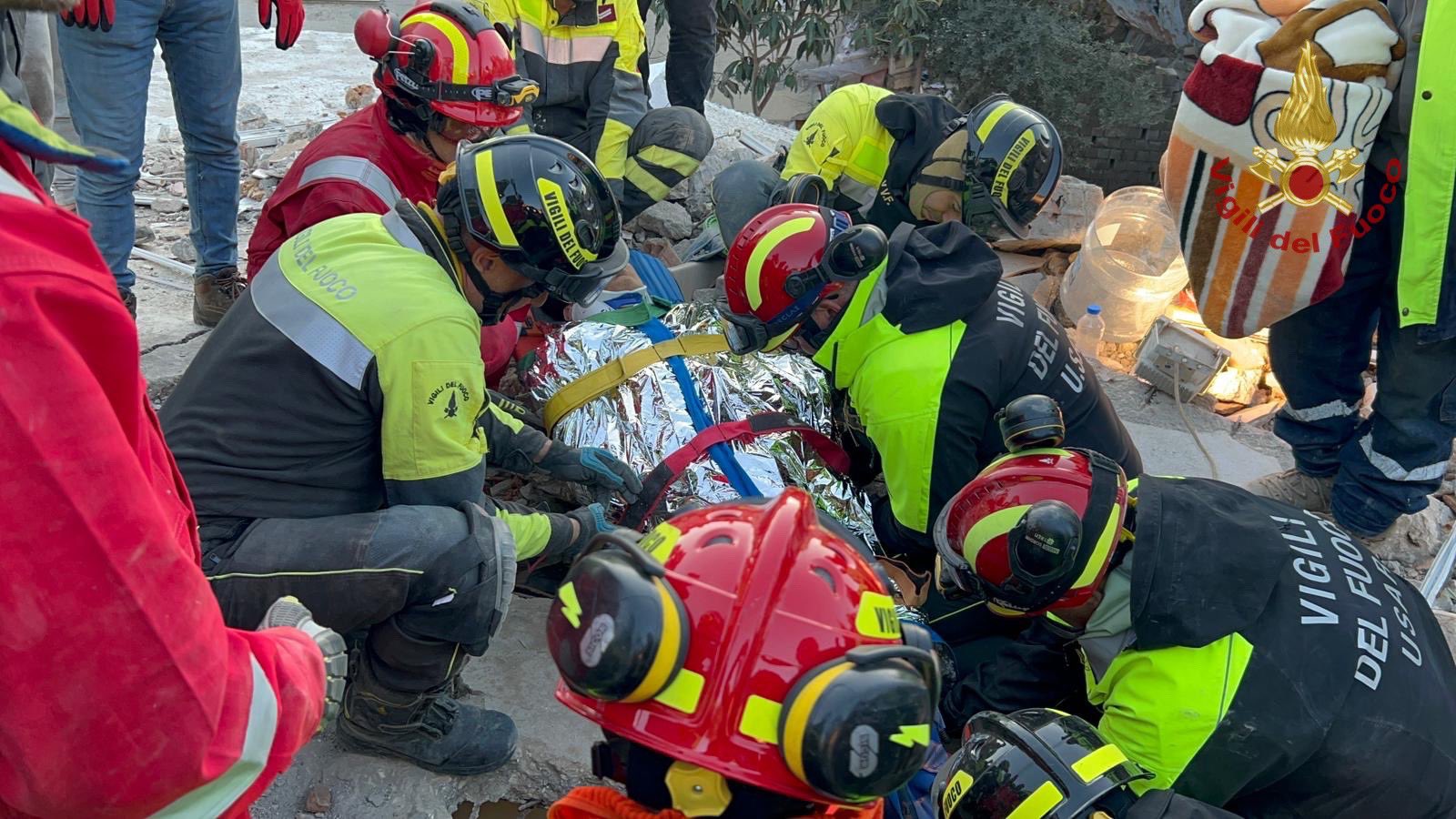 Terremoto, ad Antiochia i Vigili del fuoco italiani dopo 9 ore hanno estratto vivo dalle macerie un 23enne