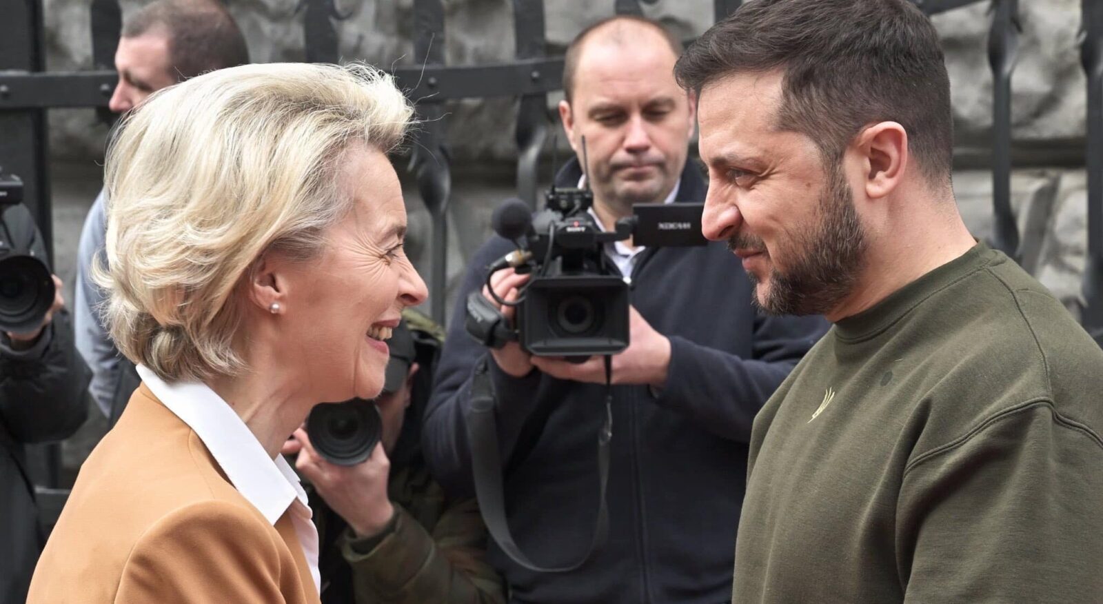 Guerra in Ucraina, Von der Leyen è arrivata a Kiev e annuncia il Centro internazionale per i crimini russi