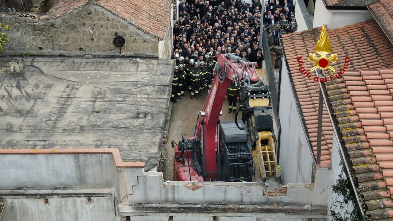 Iniziata a Casapesenna la demolizione del bunker di Zagaria