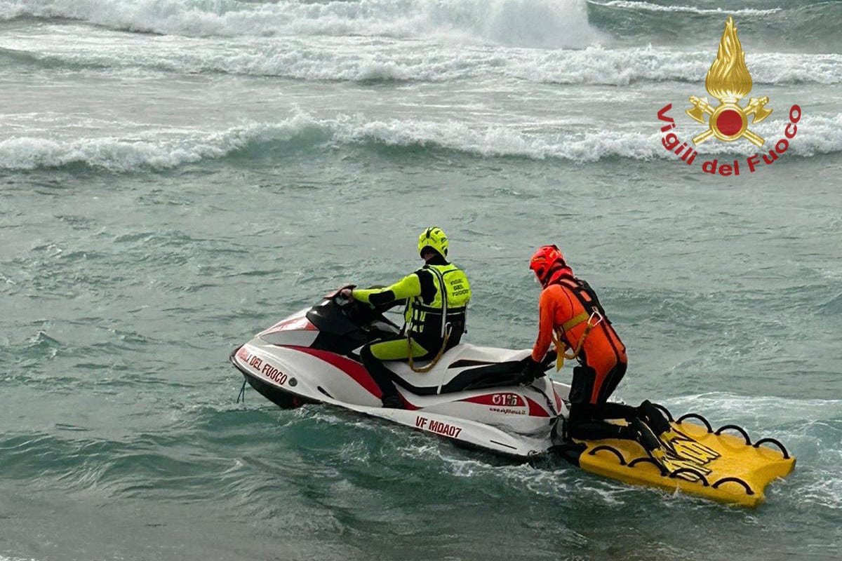 Naufragio di migranti in Calabria, barcone affonda nel Crotonese: decine di morti