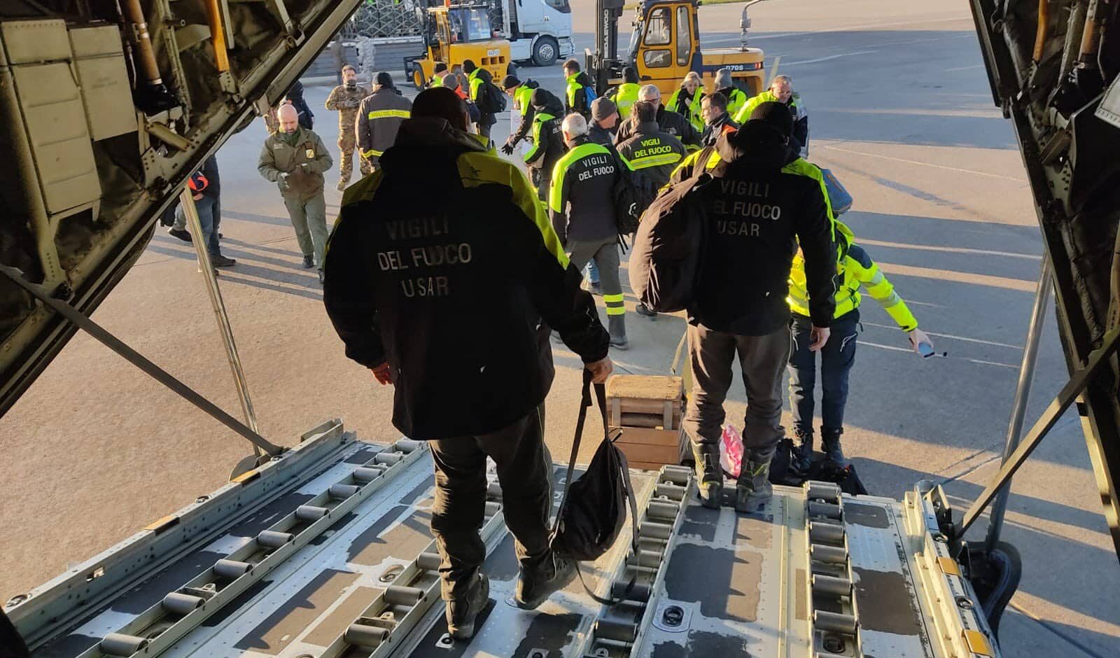 Terremoto, arrivati in Turchia i Vigili del fuoco italiani